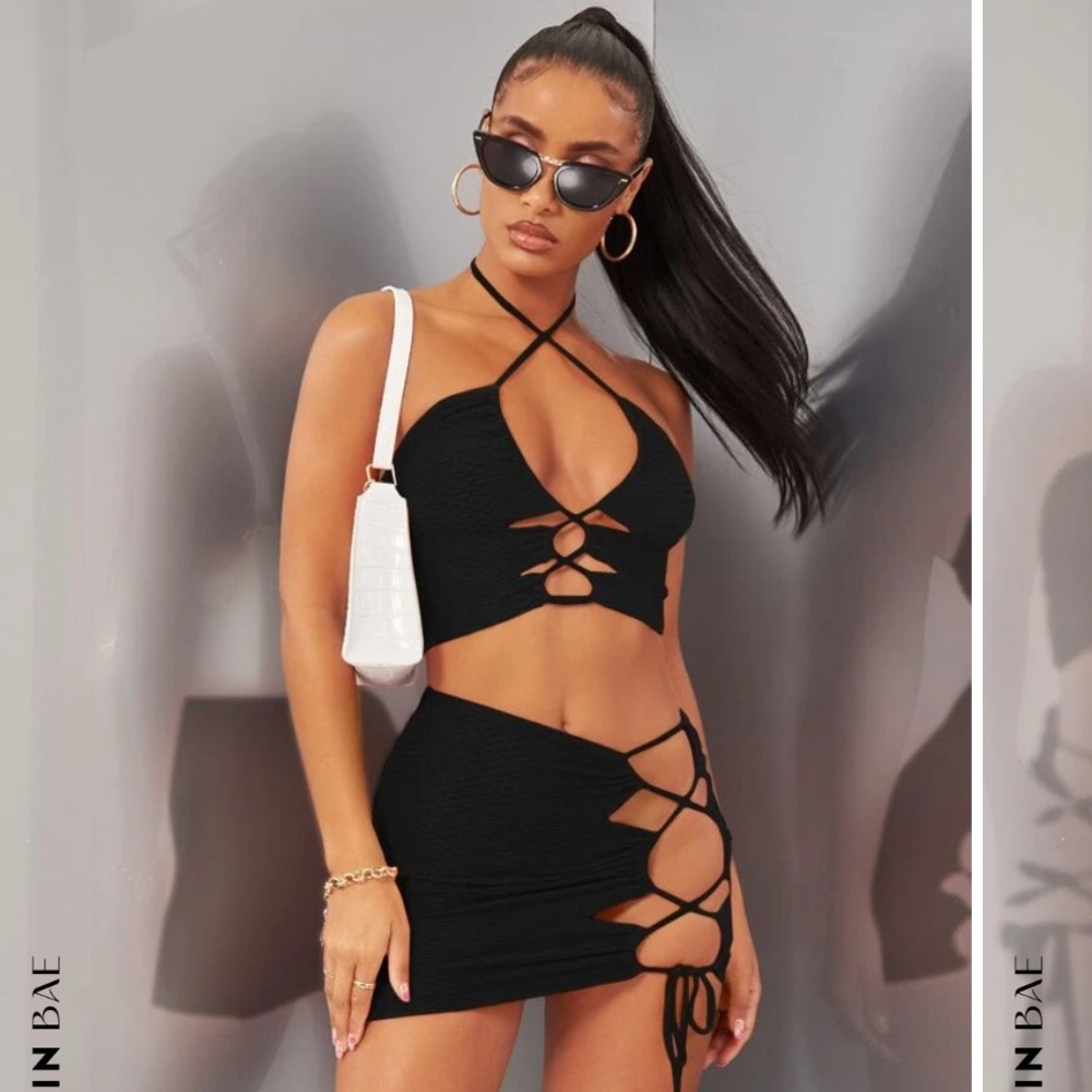This is a two-piece honey-comb set from SHEIN